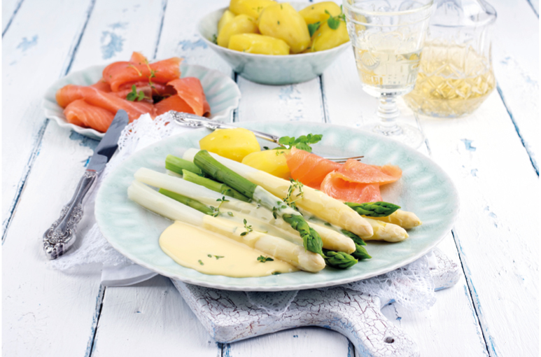 Asperges met zalm en bieslooksaus